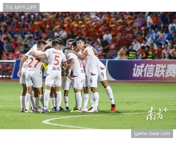 广州队近期赛程密集，防守稳定性有所波动，连续丢球问题在比赛中显现